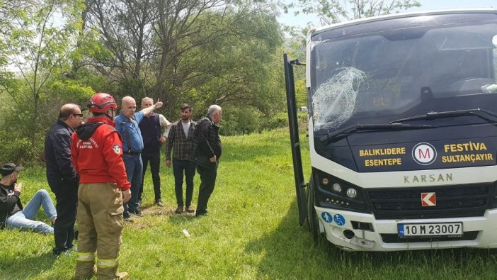 Susurluk'ta minibüs yoldan çıktı: 2 yaralı