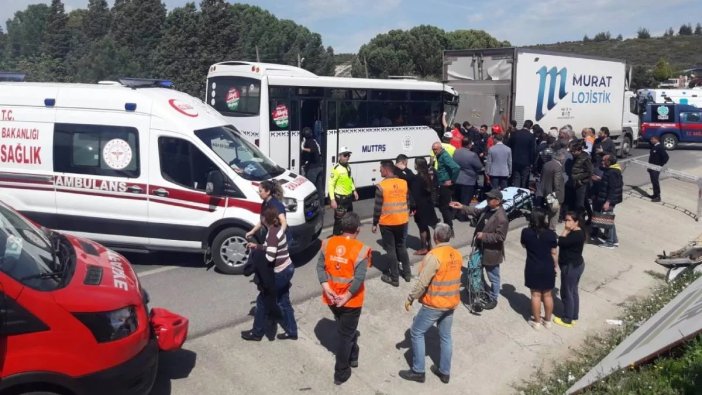 Havaalanına yolcu taşıyan minibüs kamyona çarptı