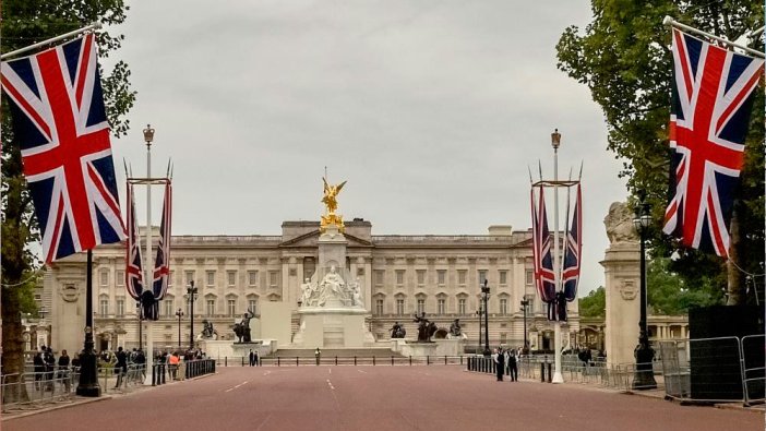 Buckingham Sarayı önünde silahlı olduğu şüphesiyle bir kişi gözaltına alındı