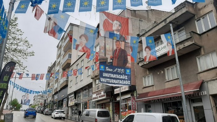 İYİ Parti Bilecik İl Başkanlığı binasının önüne Sinan Ateş afişi asıldı