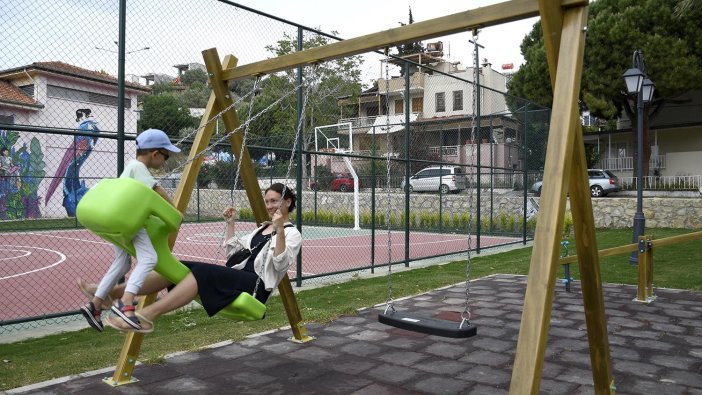 Kuşadası Belediyesi'nden parklara özel salıncak