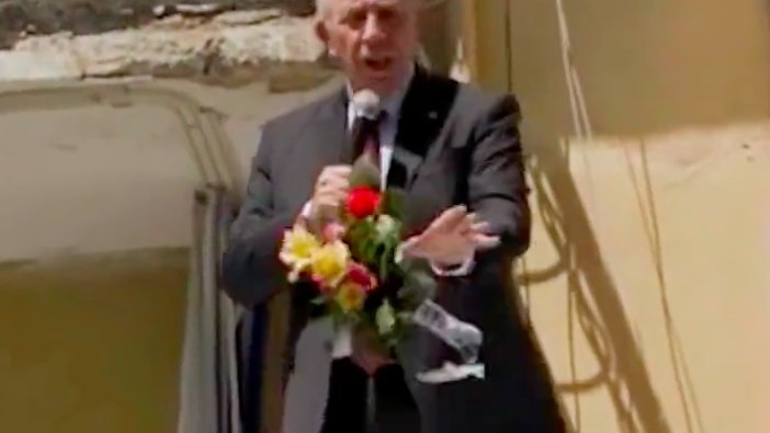 Mansur Yavaş kendisine atılan çiçeği havada yakaladı