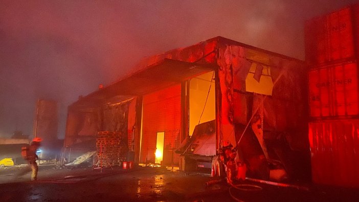 Büyükçekmece’de lojistik deposunda yangın