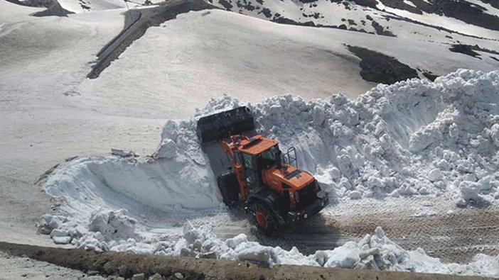Hakkari'de ekiplerin kar mesaisi devam ediyor