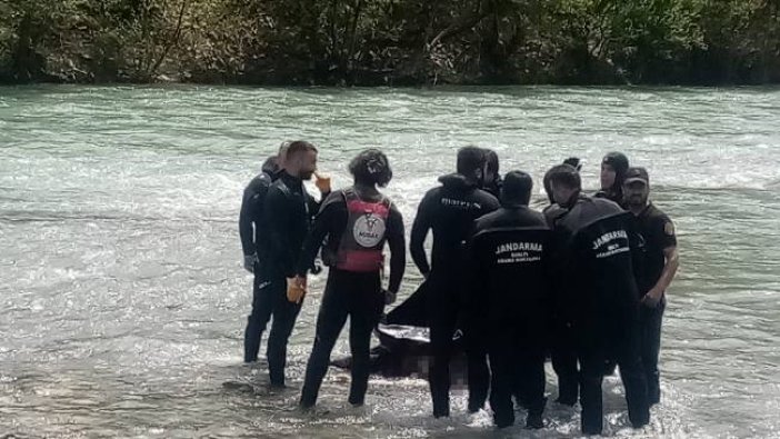 Otomobil ile Munzur çayına uçan gençlerden birinin cansız bedeni bulundu