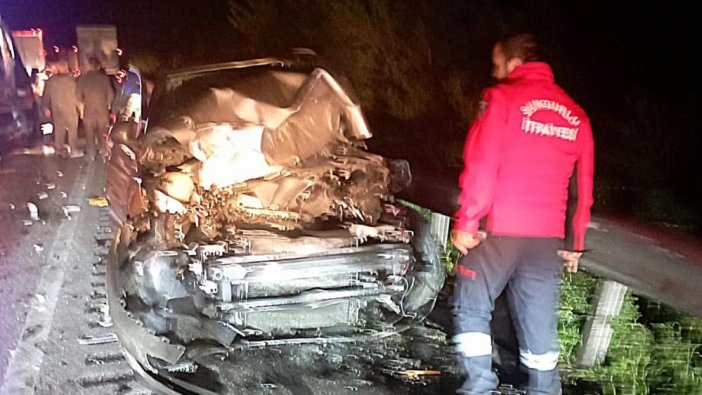 Çorum'da yola çıkan ineğe önce TIR, sonra araba çarptı