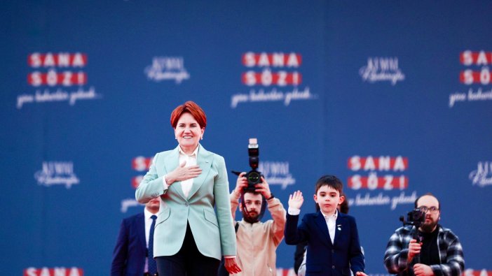 Büyük İstanbul mitinginde yürek ısıtan sahne: Meral Akşener torunu Pars ile el ele sahneye çıktı!