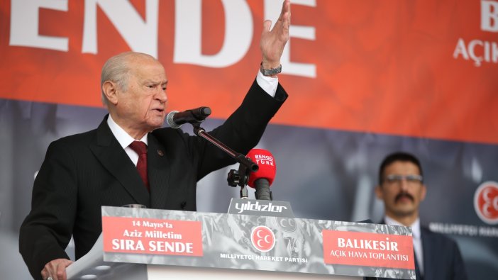 Bahçeli’den mitinge damga vuran solo performansı: Sözlerini karıştırıp söyleyemediği türkü hangisi