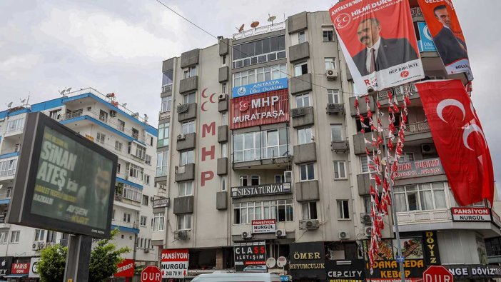 MHP’nin önüne Sinan Ateş reklamı