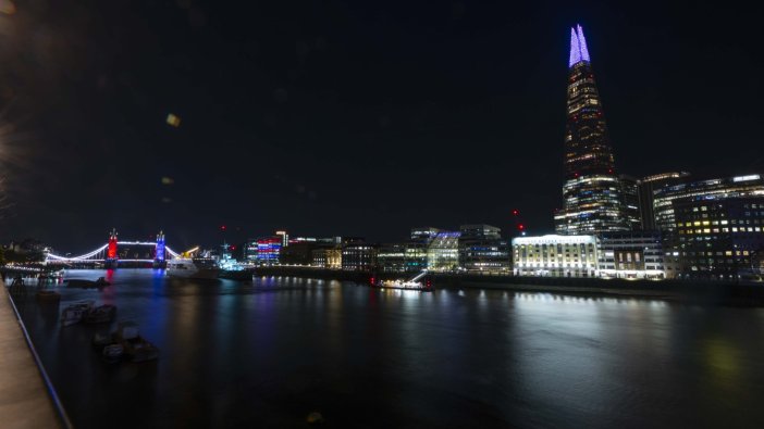 Londra'da taç giyme töreninde sembolik yapılar ışıklandırıldı