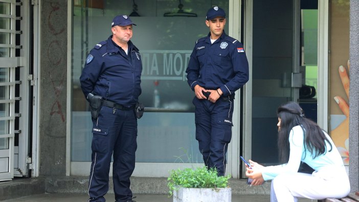 Sırbistan’da saldırı sonrası 1800 okula 2'şer polis!