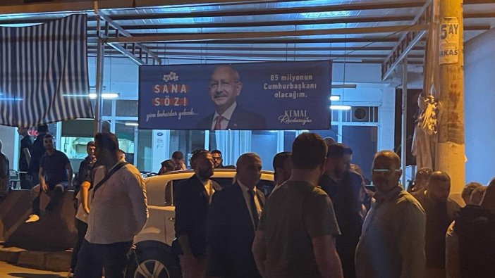 İzmir Buca'da CHP afişleri asılı kahvehaneye saldırı