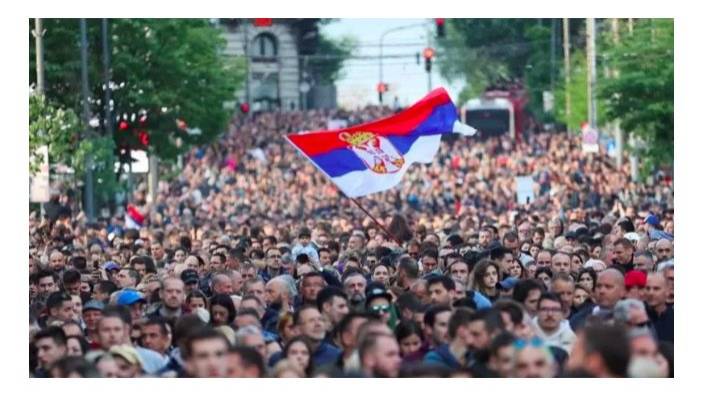 Sırbistan'da iki toplu katliamın ardından onbinlerce kişi ayaklandı