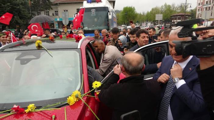 Kastamonu’da Togg, karanfillerle karşılandı