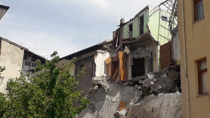 Malatya'da ağır hasarlı bina yerle bir oldu!