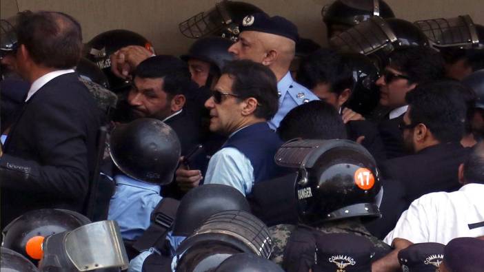 Eski Pakistan Başbakanı Khan mahkeme binasından ayrıldı