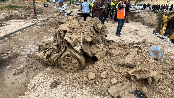 Çöken altyapı otomobili yuttu