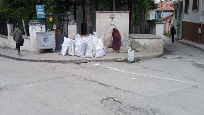 Moloz yığınları günlerdir tarihi bölgede bekliyor