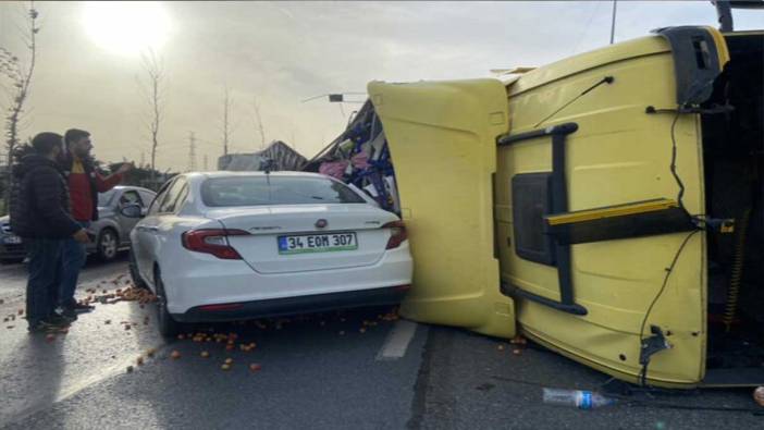 Meyve yüklü tır devrildi; ortalık savaş alanına döndü!