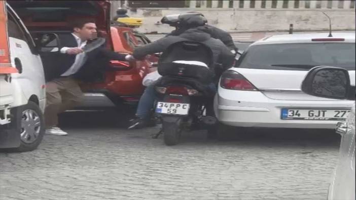 İstanbul’da satırla dehşet: Yumruk atıp kuryeye saldırdı