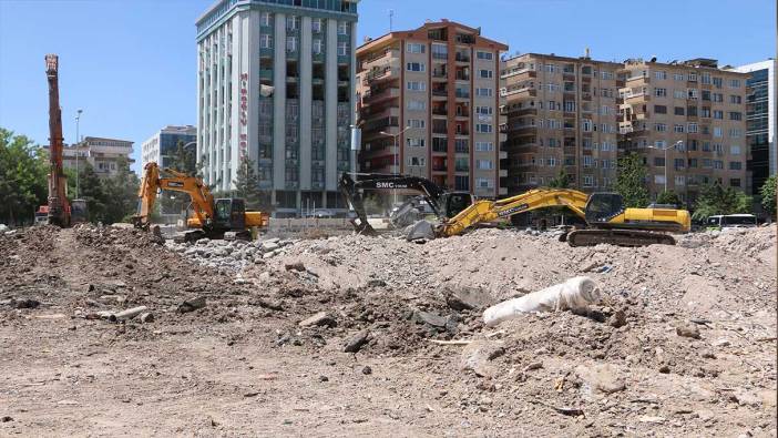 Depremzede ailelerden Ebrar Sitesi'nin yıkılmasına ilişkin suç duyurusu