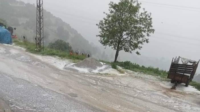 Çanakkale'de dolu çevreyi beyaza bürüdü