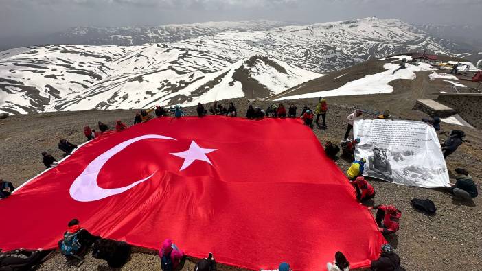 Palandöken'in zirvesinde dev Türk bayrağı!