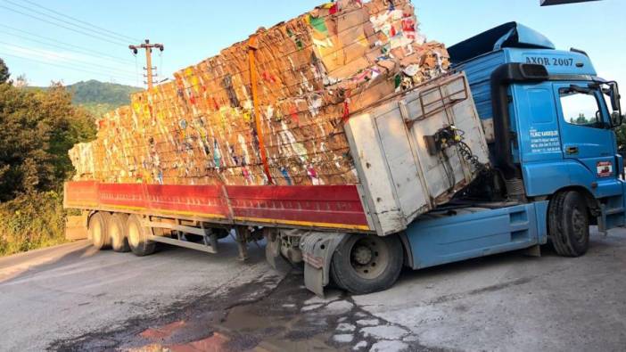 TIR'ın makası kırıldı: Trafik kilitlendi!