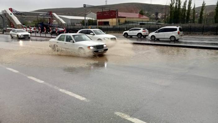 Ankara'da şiddetli yağış ayakkabı çıkarttı!