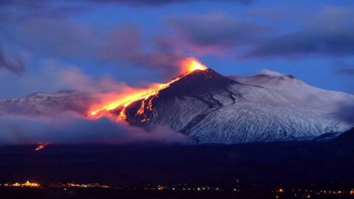 Korkulan oldu; Etna Yanardağı yine patladı, Sicilya'da uçuşlar durdu