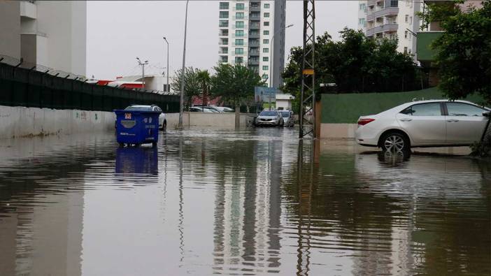 Adana’da sağanak yağış hayatı felç etti!