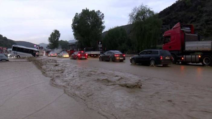 Ankara’da sağanak yağış hayatı felç etti! Yollar göle döndü