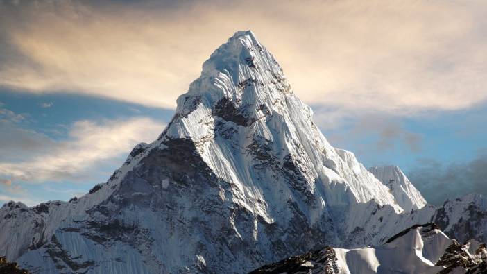 Çinli araştırma ekibi, Everest Dağı'nın zirvesine ulaştı