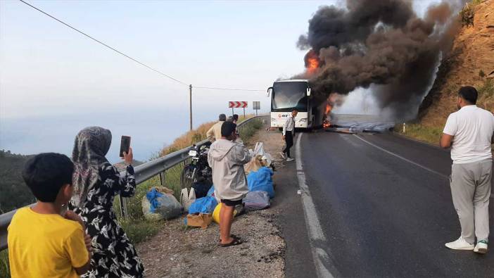 Mersinde feci kaza: Seyir halindeki otobüs alev alev yandı