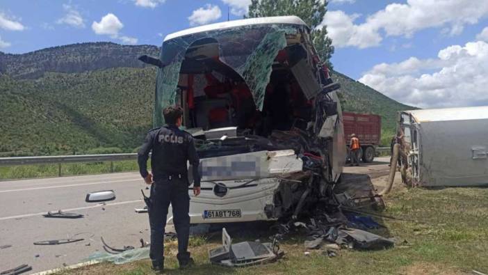 Konya'da yolcu otobüsü ile temizlik aracı çapıştı: 1 ölü ve yaralılar var