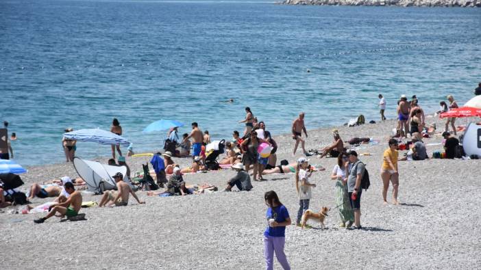 Antalya’da deniz sezonu başladı: Sahiller doldu taştı