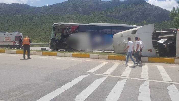 Yolcu otobüsü, yol temizleme aracına çarptı!