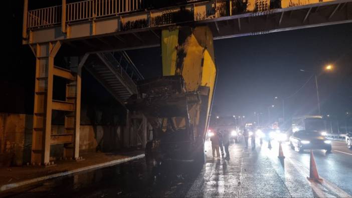 Kağıthane'de açık kalan damper yaya üst geçidine çarptı