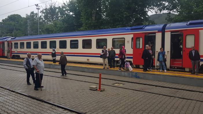 Oy kullanmaya gittikleri tren yolda kaldı