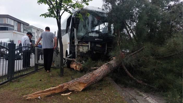 İşçi servisi kaza yaptı; yaralı kargayı da unutmadılar