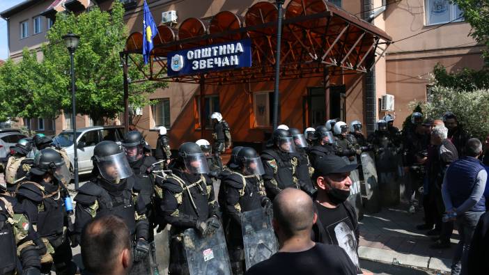 Sırplar belediye binaları önünde protesto düzenledi