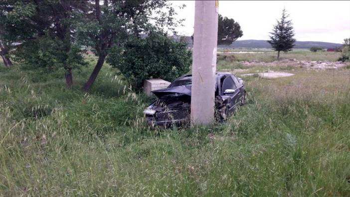 Kütahya’da korkutan kaza; otomobil aydınlatma direğine çarptı