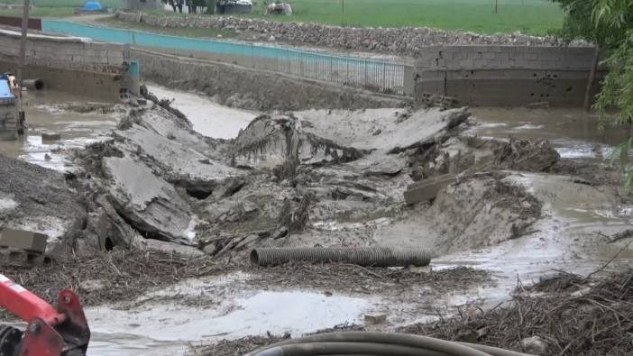 Muş'ta selde köprü yıkıldı! 5 araç ve 35 ev hasar gördü!