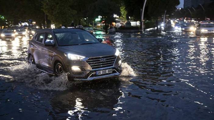 Başkentte yolları su bastı! Araçlar mahsur kaldı