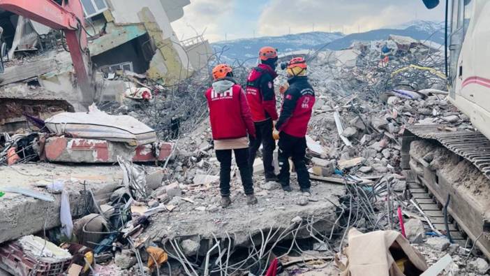 Hatay'da ağır hasarlı 4 katlı bina çöktü