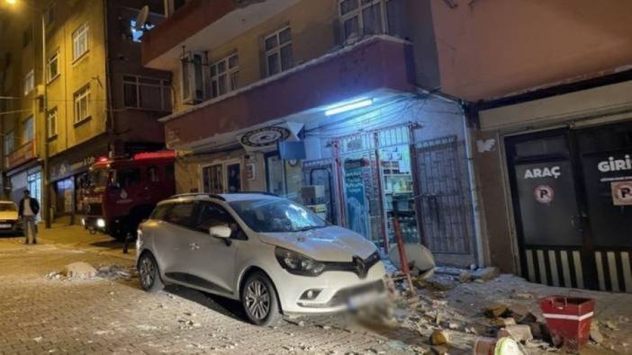 Kağıthane'de balkon çöktü, otomobilde hasar oluştu