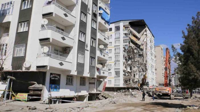 Diyarbakır'da ağır hasarlı binanın yıkımına başlandı