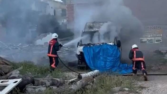 Elazığ'da park halindeki araç alev topuna döndü