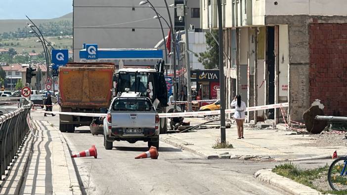 Temizlik aracı çöken yolun içine düştü