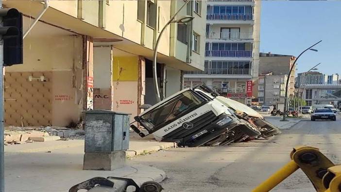 Ağır hasarlı binanın önündeki yol çöktü, araç içerisine düştü